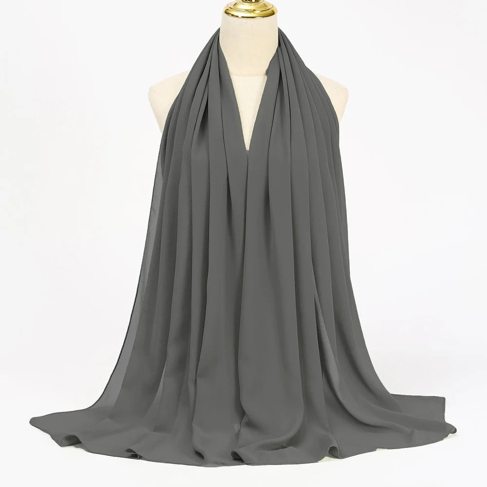 Grauer Chiffon-Hijab-Schal elegant über einem Mannequin drapiert.