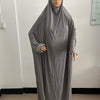 Une longue caftan abaya grise et fluide présentée sur un mannequin.