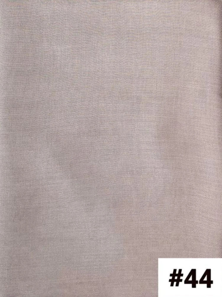 Gros plan d'un foulard modal multi-couleurs beige uni.