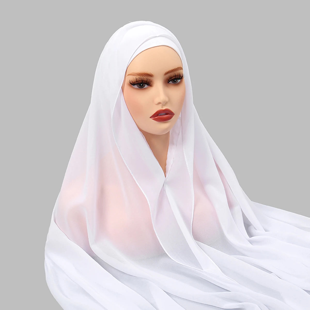 Eine Frau trägt einen durchsichtigen weißen Chiffon-Instant-Hijab mit eingebauten Magneten.