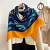 Marineblau-orange Blumen-Viskose-Schal auf einem Mannequin
