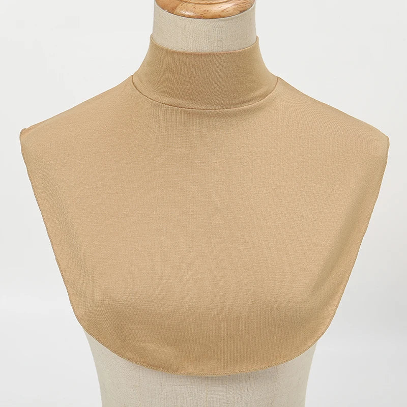 Beige eleganter Rollkragen-Top mit Modal, präsentiert auf einem Mannequin.