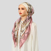 Eine Frau modelliert einen satinbedruckten Instant-Hijab-Schal in rosa und beige