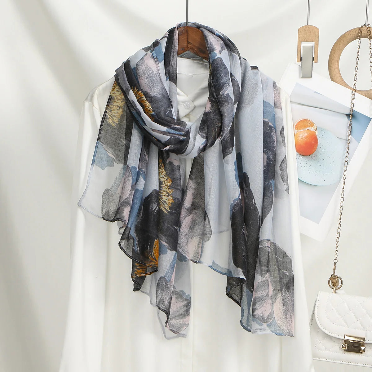 Helle Tunika mit dunklem, blau-schwarzem Blumenmuster-Voile-Schal-Hijab
