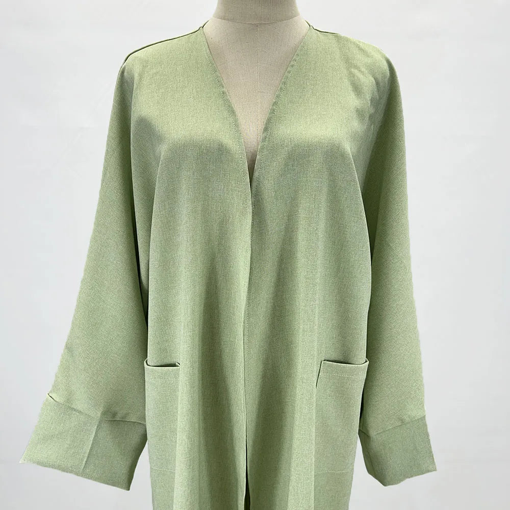 Helles salbei-grünes Leinen-Kimono-Abaya auf einem Mannequin.