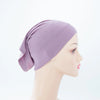 Lila Bambus-Jersey-Turban-Kappe auf einem Mannequin-Kopf.
