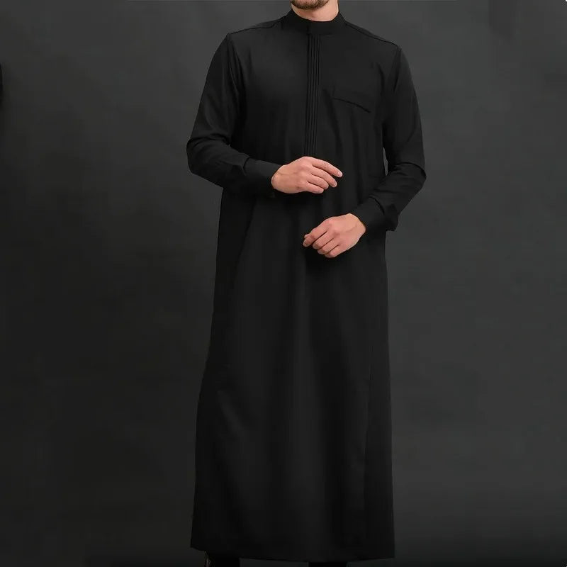 Un hombre vistiendo una jubba thobe casual bordada negra.