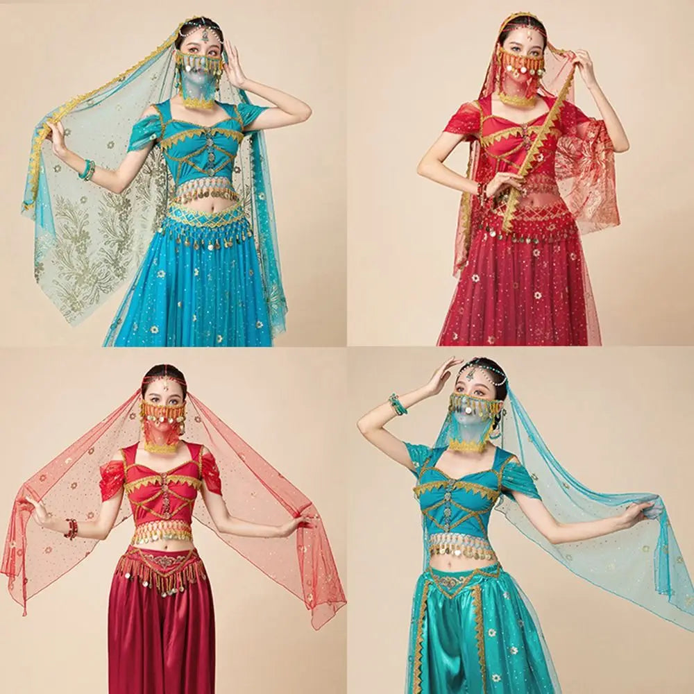 Drei Frauen in aufwendigen traditionellen indischen Kostümen und blumigen Mesh-Hijabs für eine Bellydance-Performance