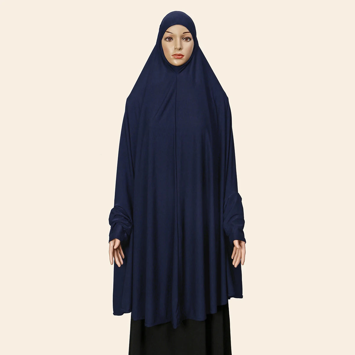 Eine Frau trägt eine elegante marineblaue Baumwollabaya und Hijab.