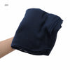 Écharpe ou châle en rayon froncé bleu marine foncé pour femmes, montré sur une main.