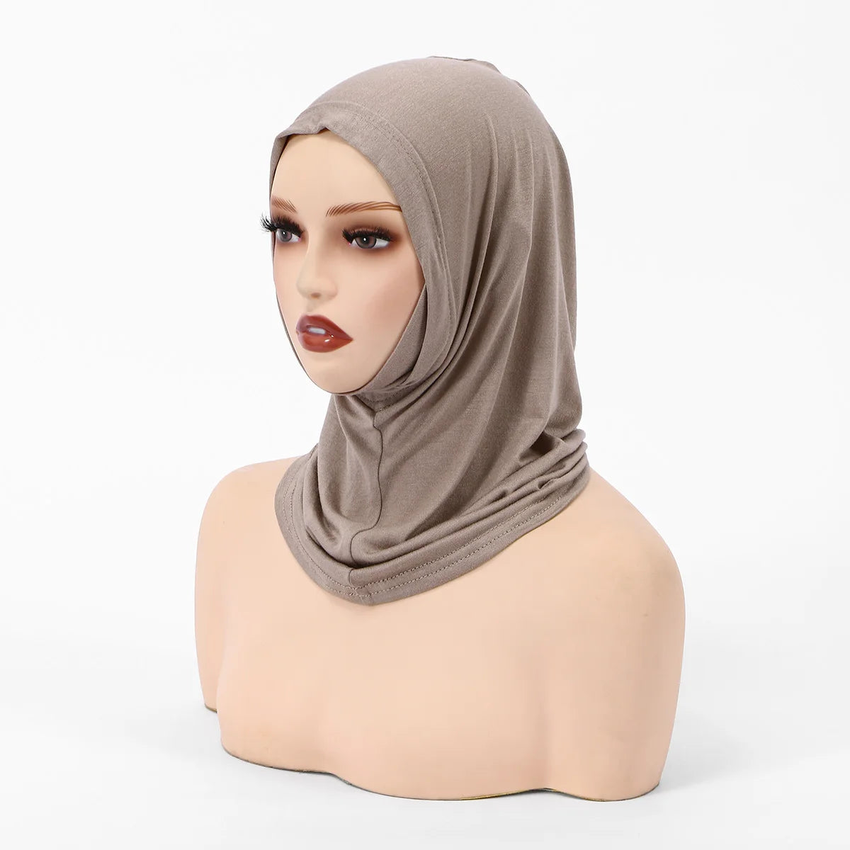 Un mannequin porte une cagoule hijab en coton mélangé beige prête à porter.