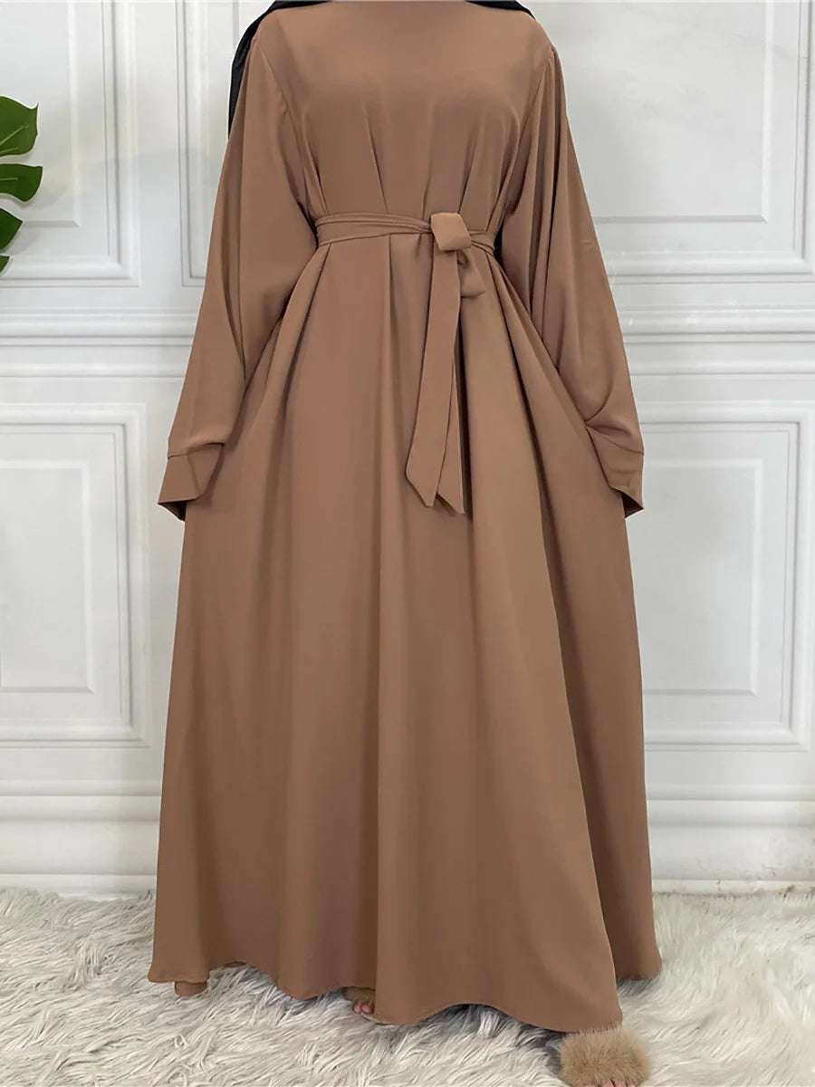 Lange, fließende braune Abaya für Frauen mit gebundener Taille und langen Ärmeln.