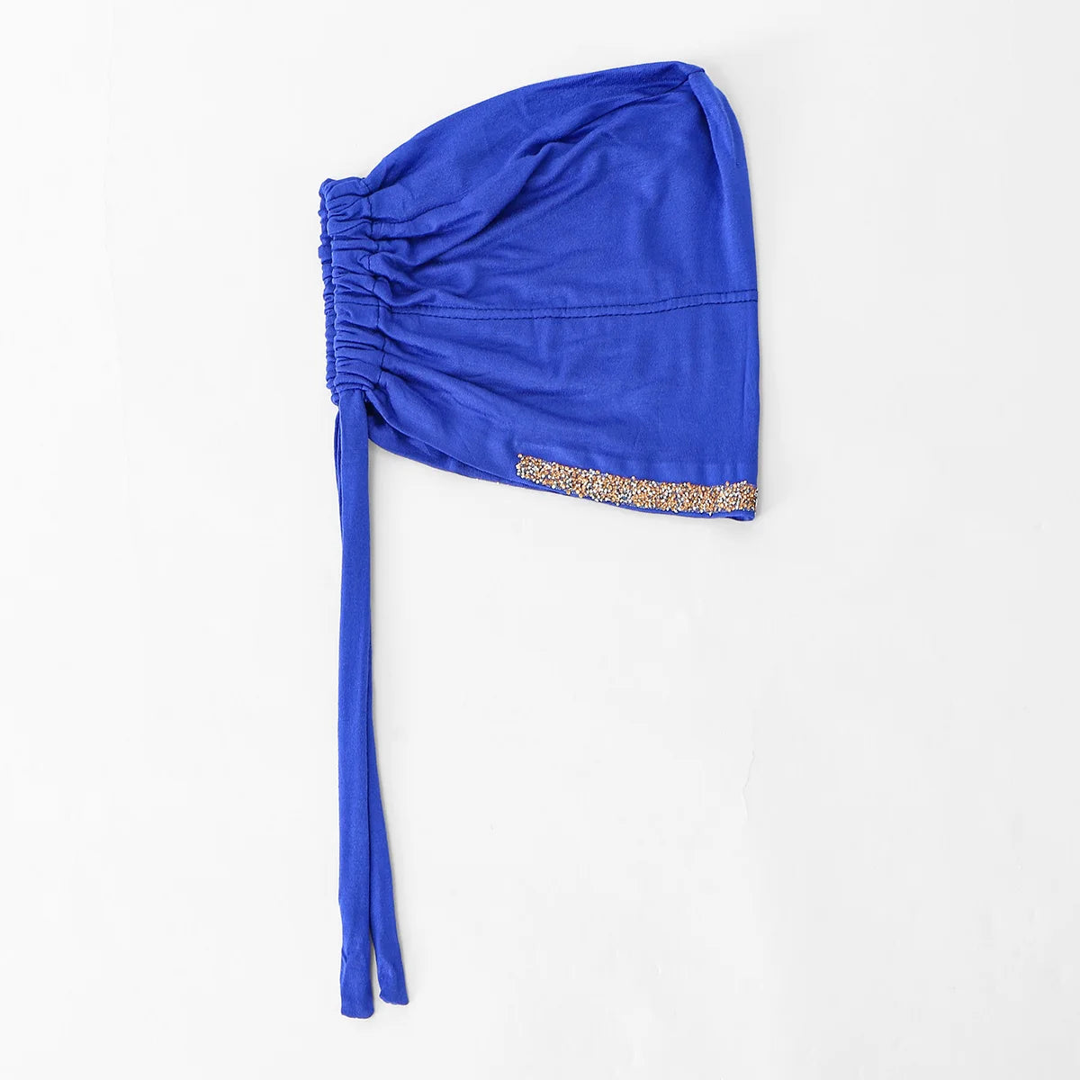 Elegante königsblaue Pailletten-Hijabkappe mit gefaltetem Stoff und goldfarbem Stickerei.