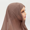 Nahaufnahme eines mochabraunen Chiffon-Instant-Hijabs, über den Kopf einer Modelin drapiert.