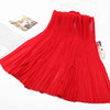 Leuchtend rote Crinkle-Chiffon-Hijab-Schal drapiert und gefaltet auf weißem Hintergrund.
