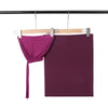 Tiefmagenta Chiffon-Hijab und Unterkleidung-Set an einem Holzhaken.