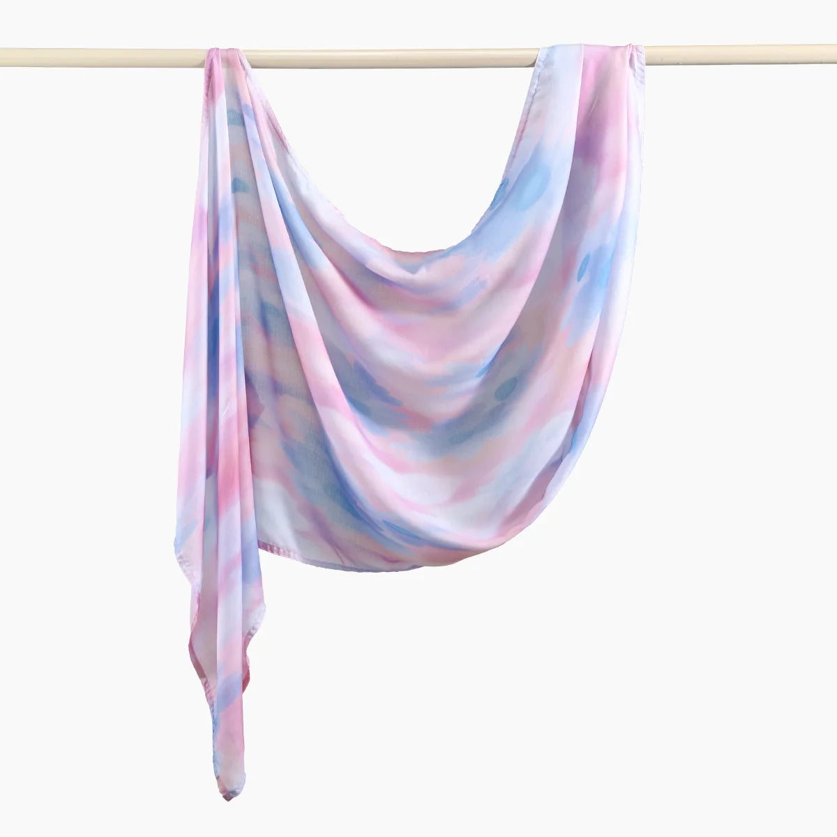 Fließender Aquarell-Ombré-Hijab-Schal aus Rayon Modal in Rosa- und Blautönen, aufgehängt.
