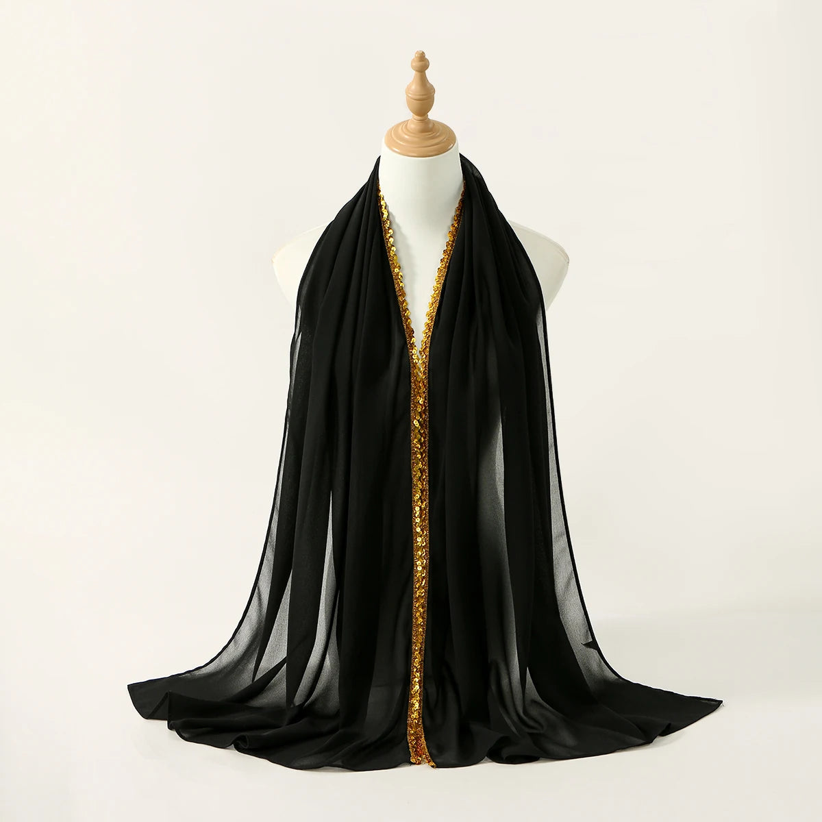 Schwarzer Spitzen-Chiffon-Hijab-Schal, drapiert auf einem Mannequin