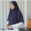 Eine Frau trägt einen dunkelblauen, einfachen ethnischen Schal als Hijab über einem weißen Oberteil.