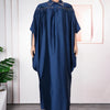 Marineblaue Luxus-Afrikanische Kaftan-Abaya auf einem Mannequin vor einer hellrosa Wand.