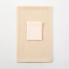 Helles beige Chiffon-Hijab und Untercap-Set auf weißem Hintergrund.