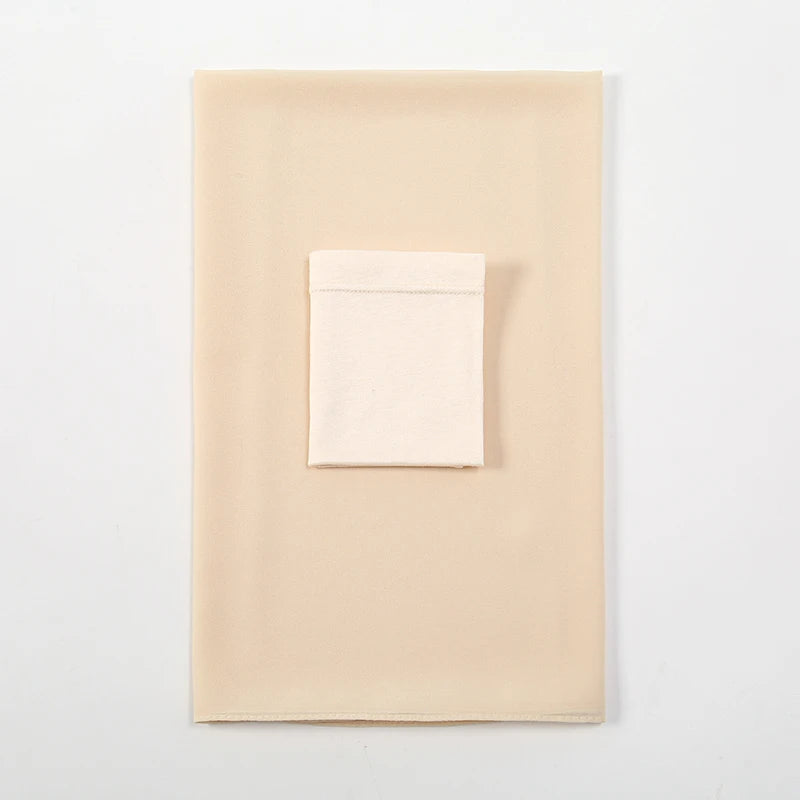 Helles beige Chiffon-Hijab und Untercap-Set auf weißem Hintergrund.