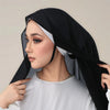 Eine Frau trägt einen schwarzen Instant-Hijab aus elastischem Modaljersey mit Riemen.
