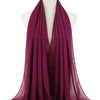 Ein tiefmagenta Chiffon-Hijab-Schal, über den Hals eines Mannequins drapiert.