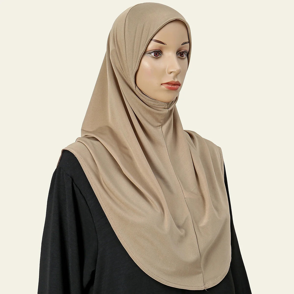 Modelo usando un pañuelo instantáneo islámico beige sobre una blusa negra.