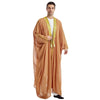Mann in elegantem beige Jubba Thobe Kaftan mit Goldverzierung und weißem Hemd