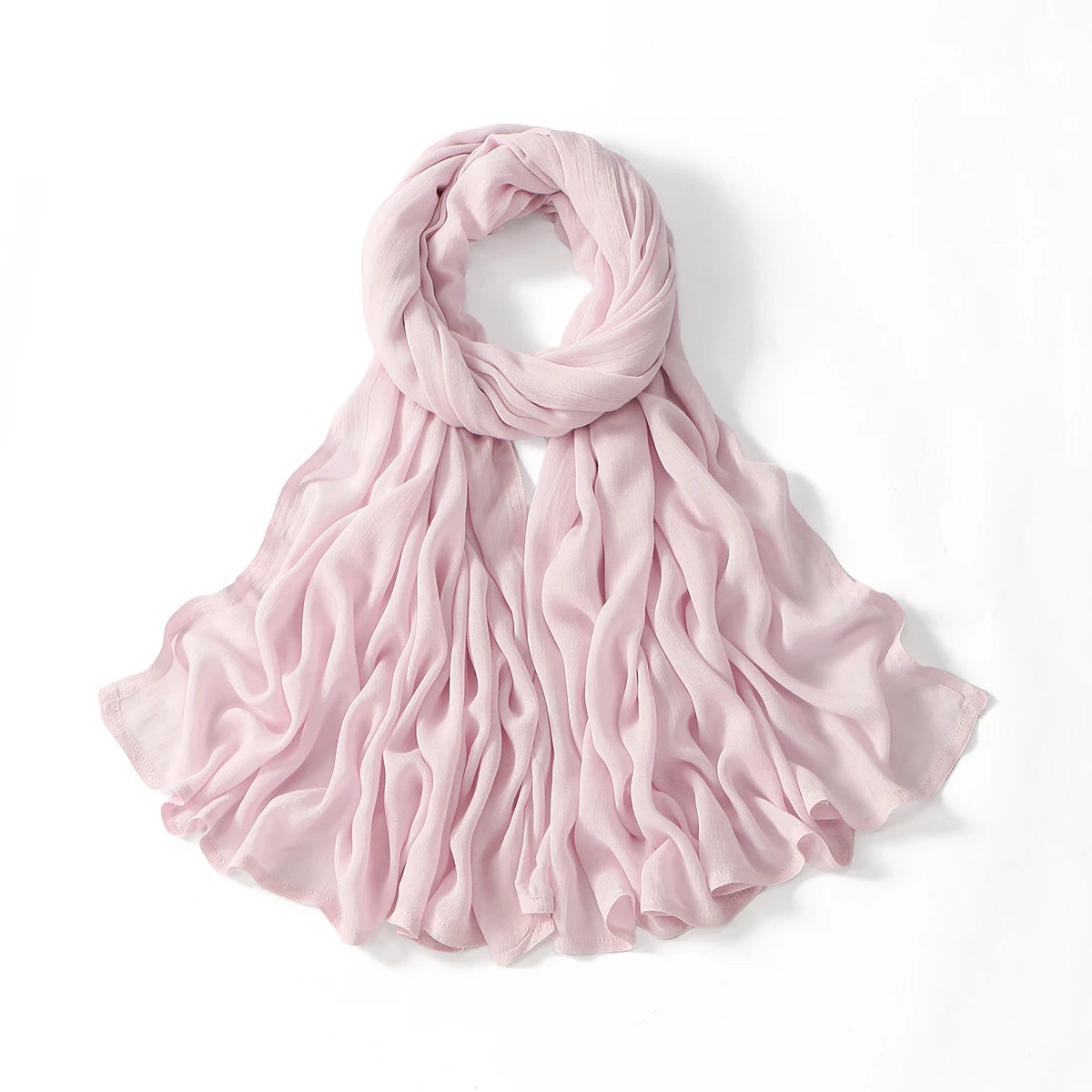 Pañuelo de algodón rayón rosa suave, plano y doblado sobre fondo blanco.