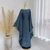 Fließendes, tiefblaues Samt-Abaya auf einem Mannequin.