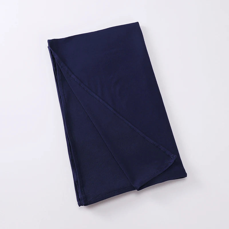 Écharpe instant hijab en jersey extensible bleu marine, pliée et à plat.