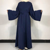 Robe abaya Nida bleu marine unie avec ceinture nouée, présentée sur mannequin.