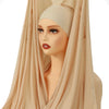 Model trägt einen beigen Instant-Chiffon-Hijab über Kopf und Hals.