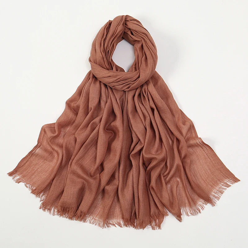 Pañuelo modal de bambú color óxido cayendo alrededor del cuello.