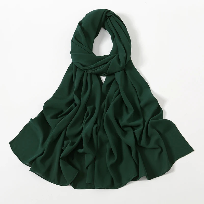 Dunkelgrüner Chiffon-Schal elegant um den Hals drapiert.
