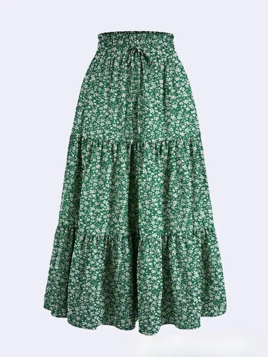 Falda midi bohemia floral verde con cintura fruncida y detalle de volantes a capas.