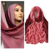 Model trägt einen staubrosa Ramanda Bambus Modal Rayon Schal-Hijab, Nahaufnahme und drapierte Ansicht.