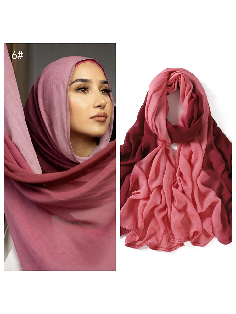 Model trägt einen staubrosa Ramanda Bambus Modal Rayon Schal-Hijab, Nahaufnahme und drapierte Ansicht.