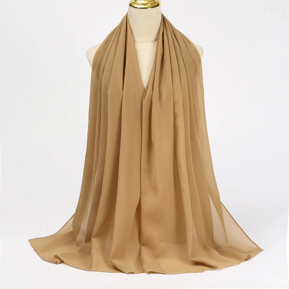 Fließender beiger Chiffon-Hijab-Schal, drapiert um den Hals eines Mannequins.