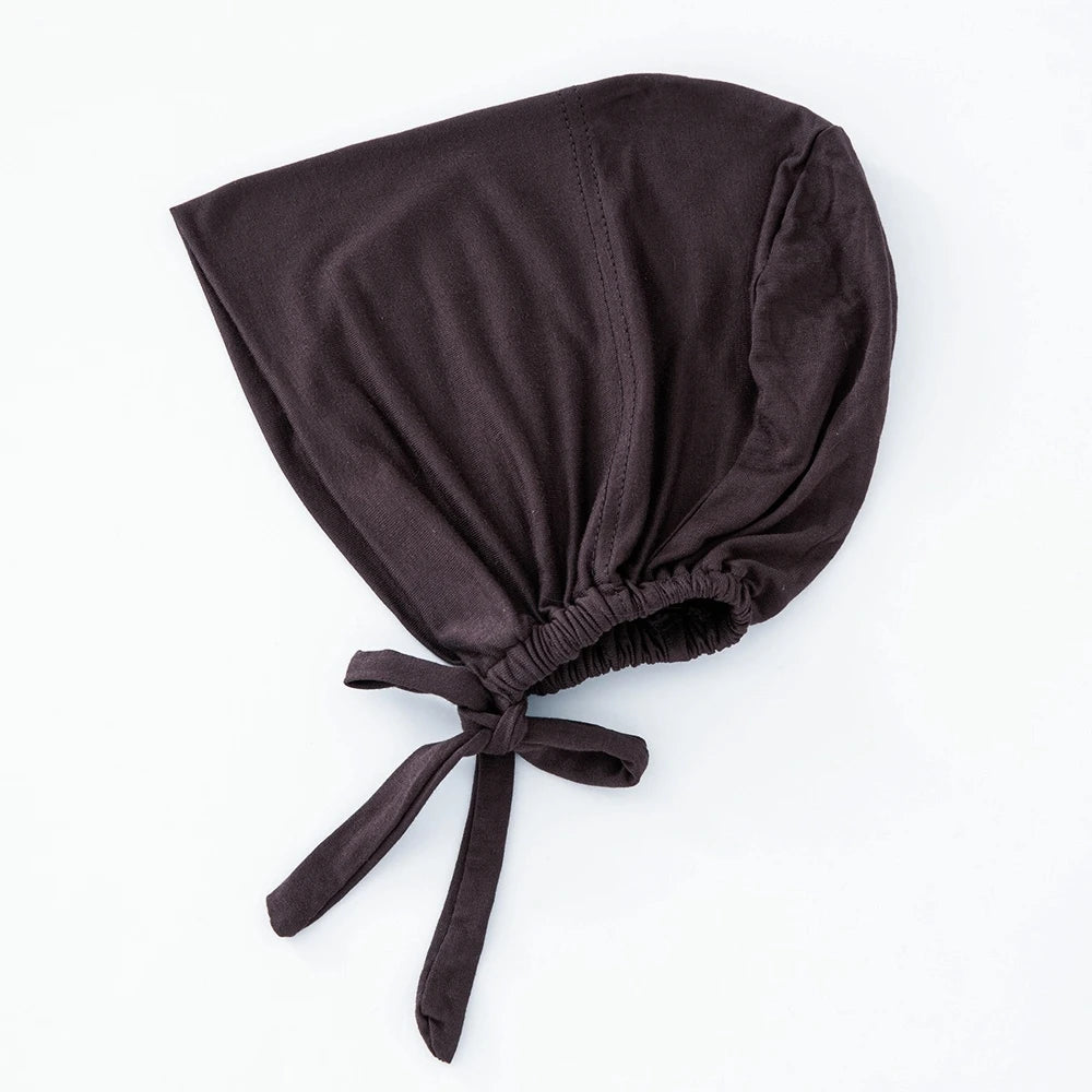 Dunkelbraunes mehrfarbiges Schal-Inneres-Hijab-Bonnet, gefaltet und gebunden