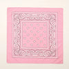 Tissu rose avec une bordure paisley blanche détaillée et un motif de petites formes blanches.