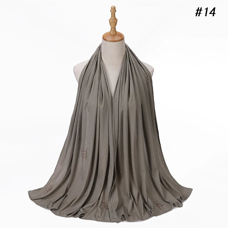 Grauer gerillter Jersey-Hijabschal, drapiert um den Hals eines Mannequins.