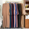 Regal mit Frauen-Kaftanen und Abayas im marokkanischen Stil in Erdfarben und Blautönen.