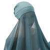 Un conjunto de hijab y chal de gasa azul claro usado por una modelo.