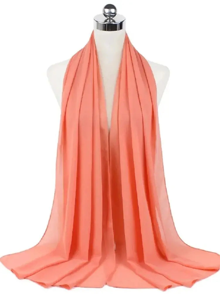 Pfirsichfarbener Chiffon-Hijab-Schal auf einem Mannequin.