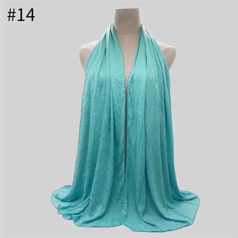 Ein türkisblauer Baumwoll-Jersey-Hijabschal, um die Halsansicht eines Mannequins gewickelt.