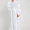Eine Frau trägt ein weißes marokkanisches Kaftan-Abaya mit Kapuze und Gürtel.