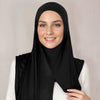Eine Frau trägt einen schwarzen weichen Baumwoll-Jersey-Instant-Hijab-Schal.